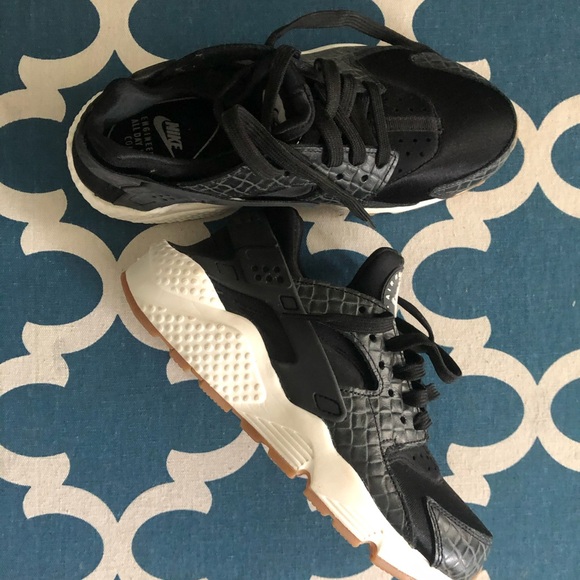 Wmns Air Huarache Run Premium 'Black Snakeskin' - Picture 2 of 4